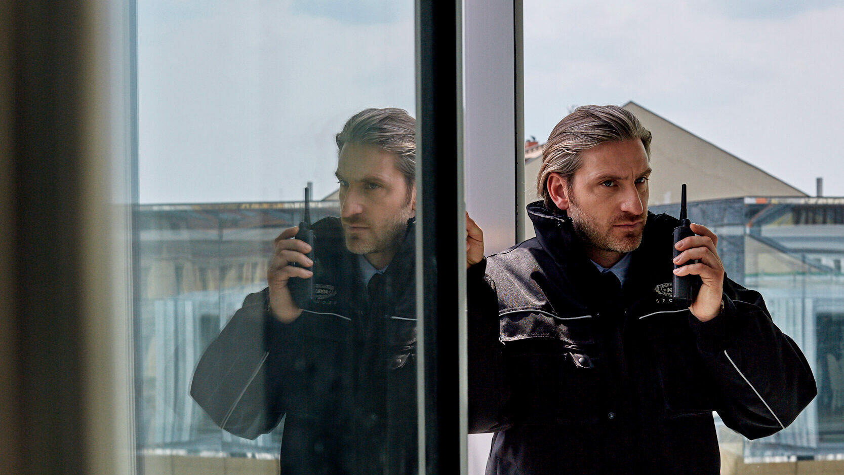 Wachmann beim Telefonat