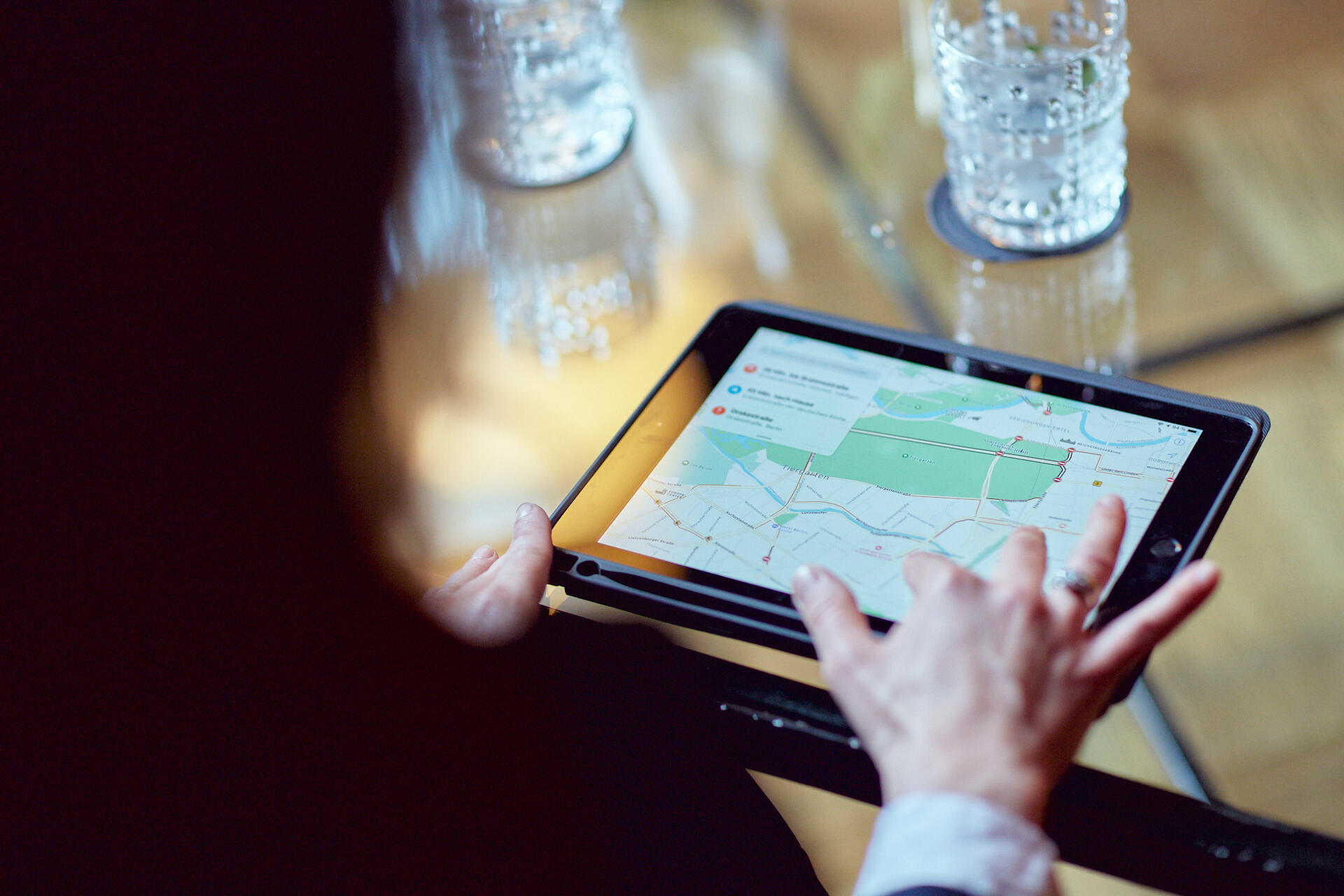 Sicherheitsmitarbeiterin mit Tablet