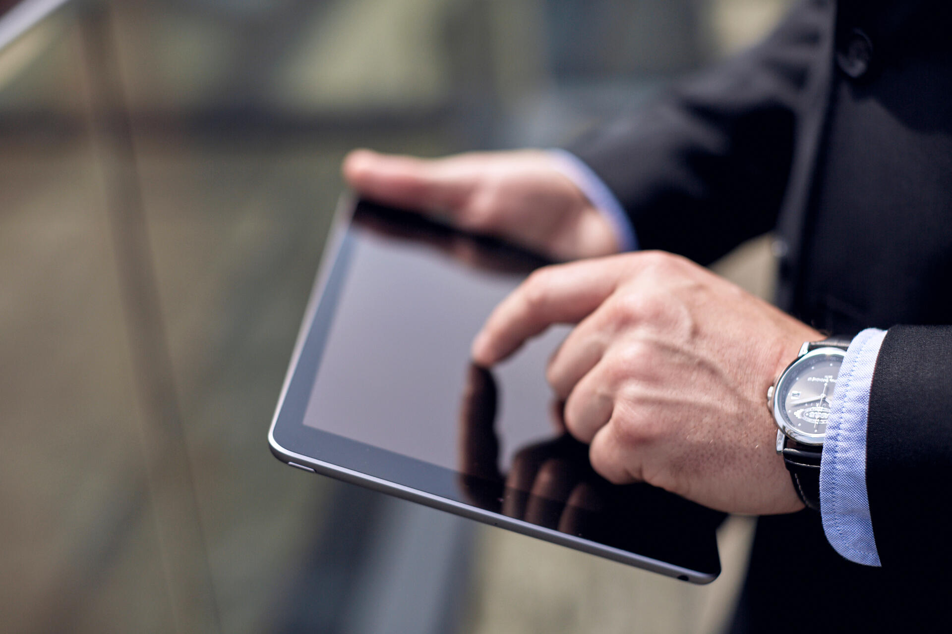 Sicherheitsmitarbeiter mit Tablet